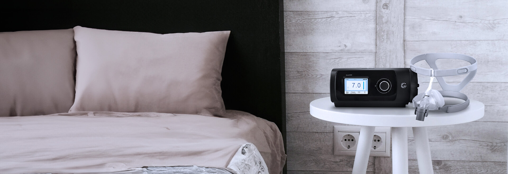 Cpap e máscara ao lado da cama