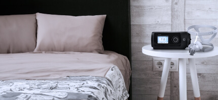 Cpap e máscara ao lado da cama